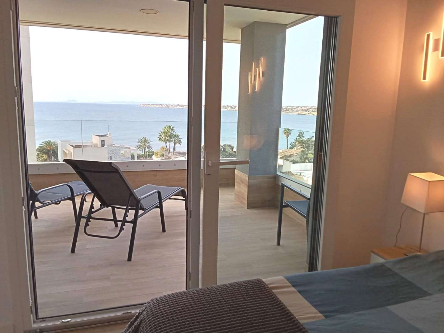 Apartamento con impresionantes vistas frontales al mar, en primera línea del mar, 2 dormitorios, 2 baños, plaza de garaje, piscinas y jardines, en Punta Pr