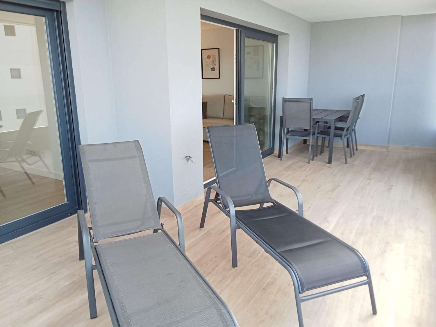Apartamento con impresionantes vistas frontales al mar, en primera línea del mar, 2 dormitorios, 2 baños, plaza de garaje, piscinas y jardines, en Punta Pr