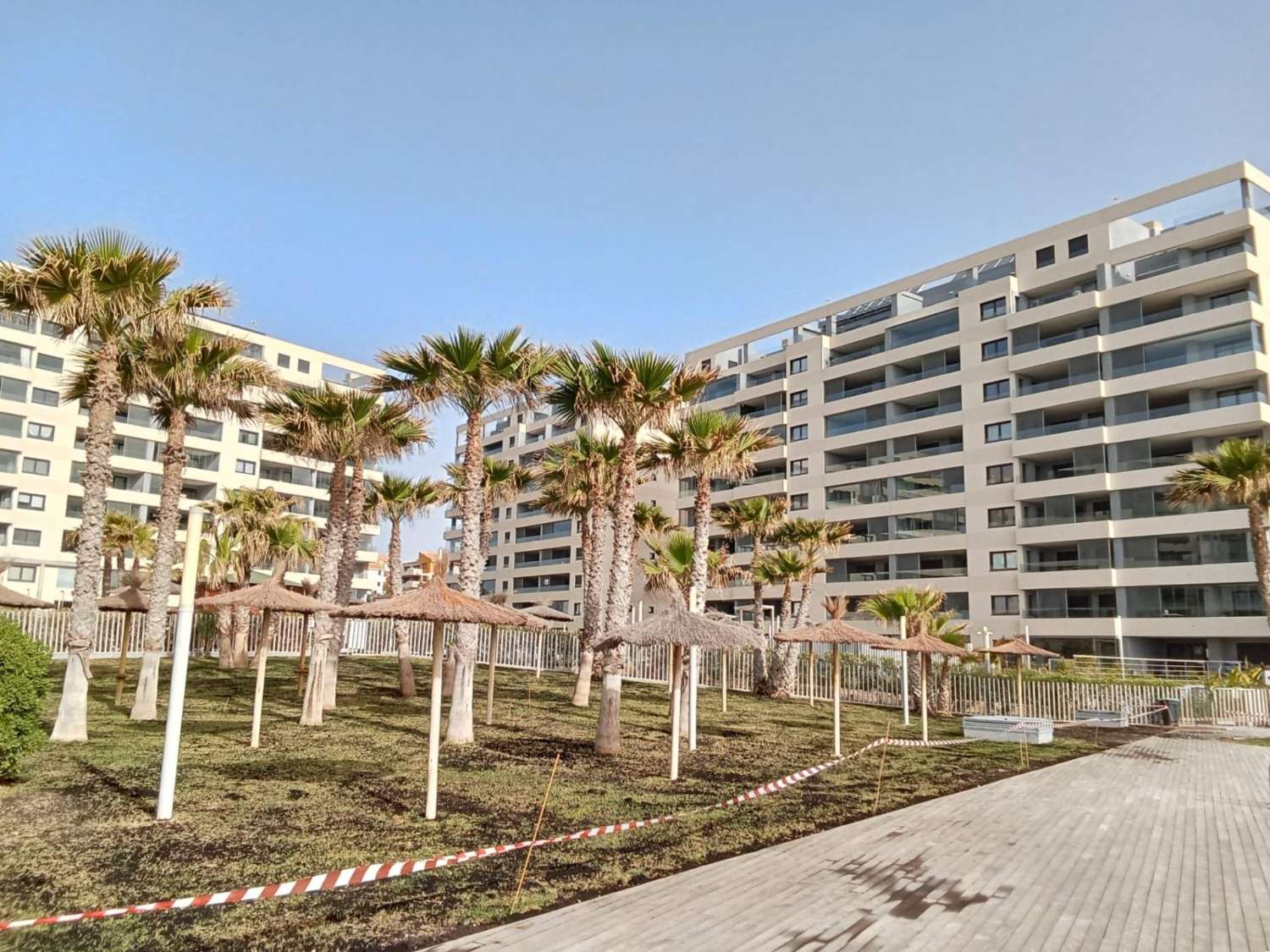Apartamento con impresionantes vistas frontales al mar, en primera línea del mar, 2 dormitorios, 2 baños, plaza de garaje, piscinas y jardines, en Punta Pr