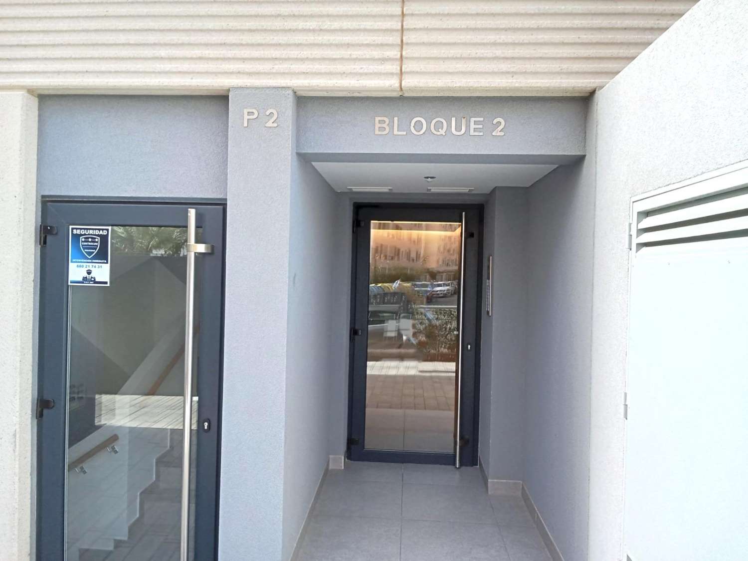 Apartamento con impresionantes vistas frontales al mar, en primera línea del mar, 2 dormitorios, 2 baños, plaza de garaje, piscinas y jardines, en Punta Pr