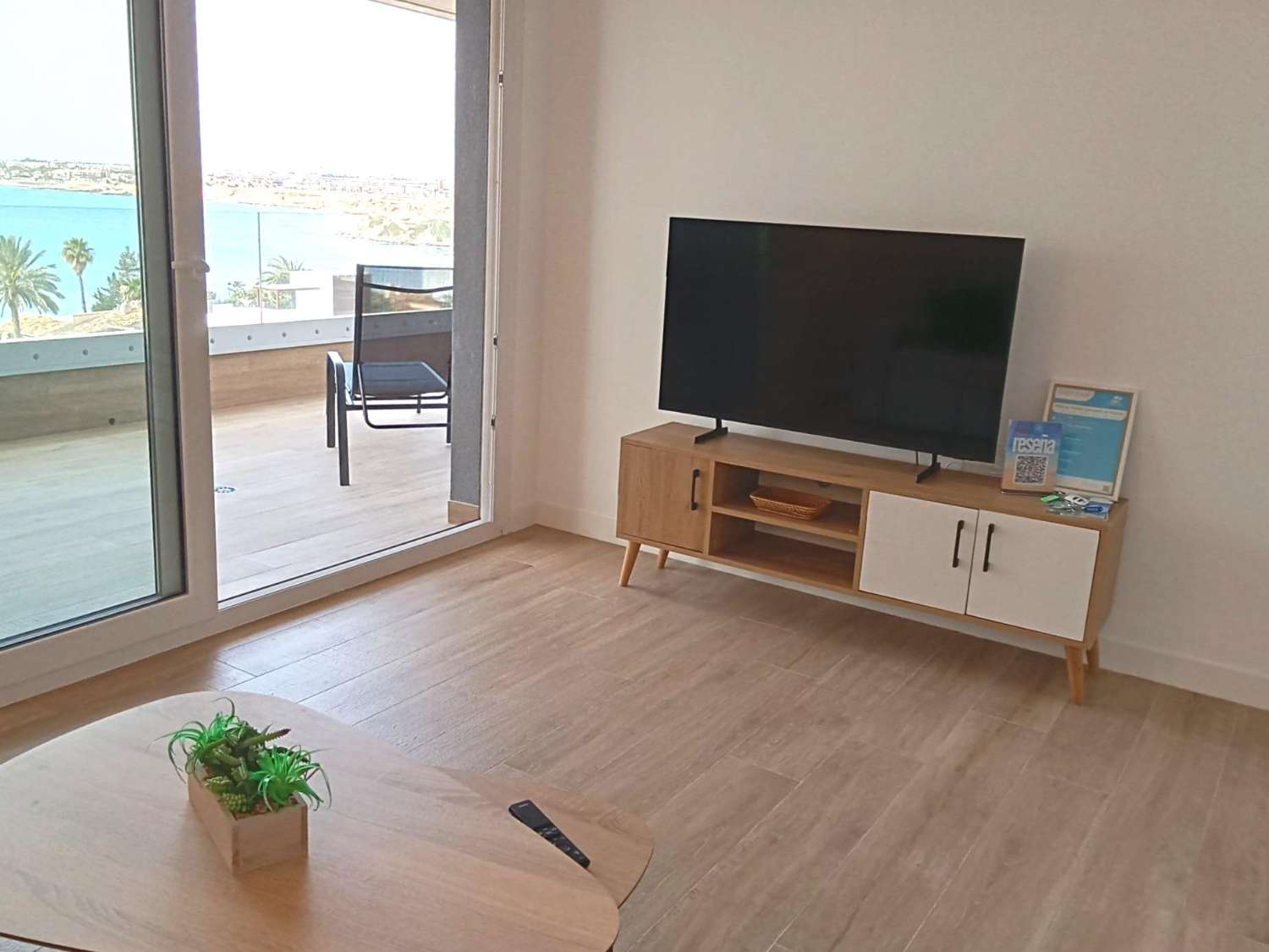 Apartamento con impresionantes vistas frontales al mar, en primera línea del mar, 2 dormitorios, 2 baños, plaza de garaje, piscinas y jardines, en Punta Pr