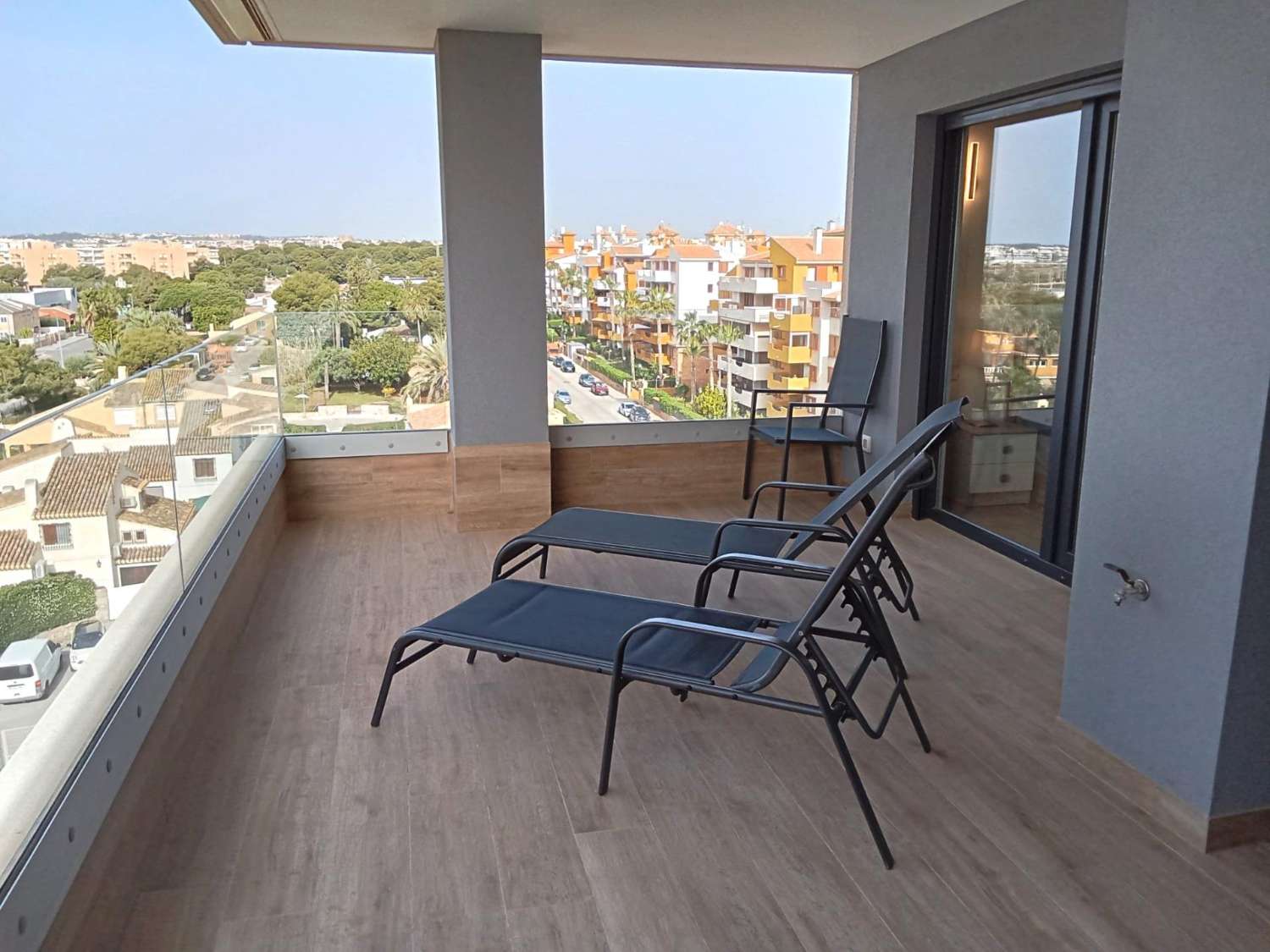 Apartamento con impresionantes vistas frontales al mar, en primera línea del mar, 2 dormitorios, 2 baños, plaza de garaje, piscinas y jardines, en Punta Pr