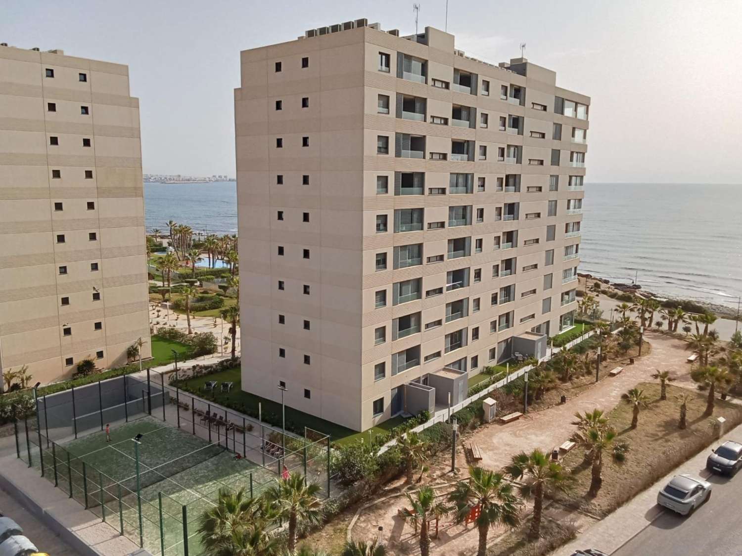 Apartamento con impresionantes vistas frontales al mar, en primera línea del mar, 2 dormitorios, 2 baños, plaza de garaje, piscinas y jardines, en Punta Pr