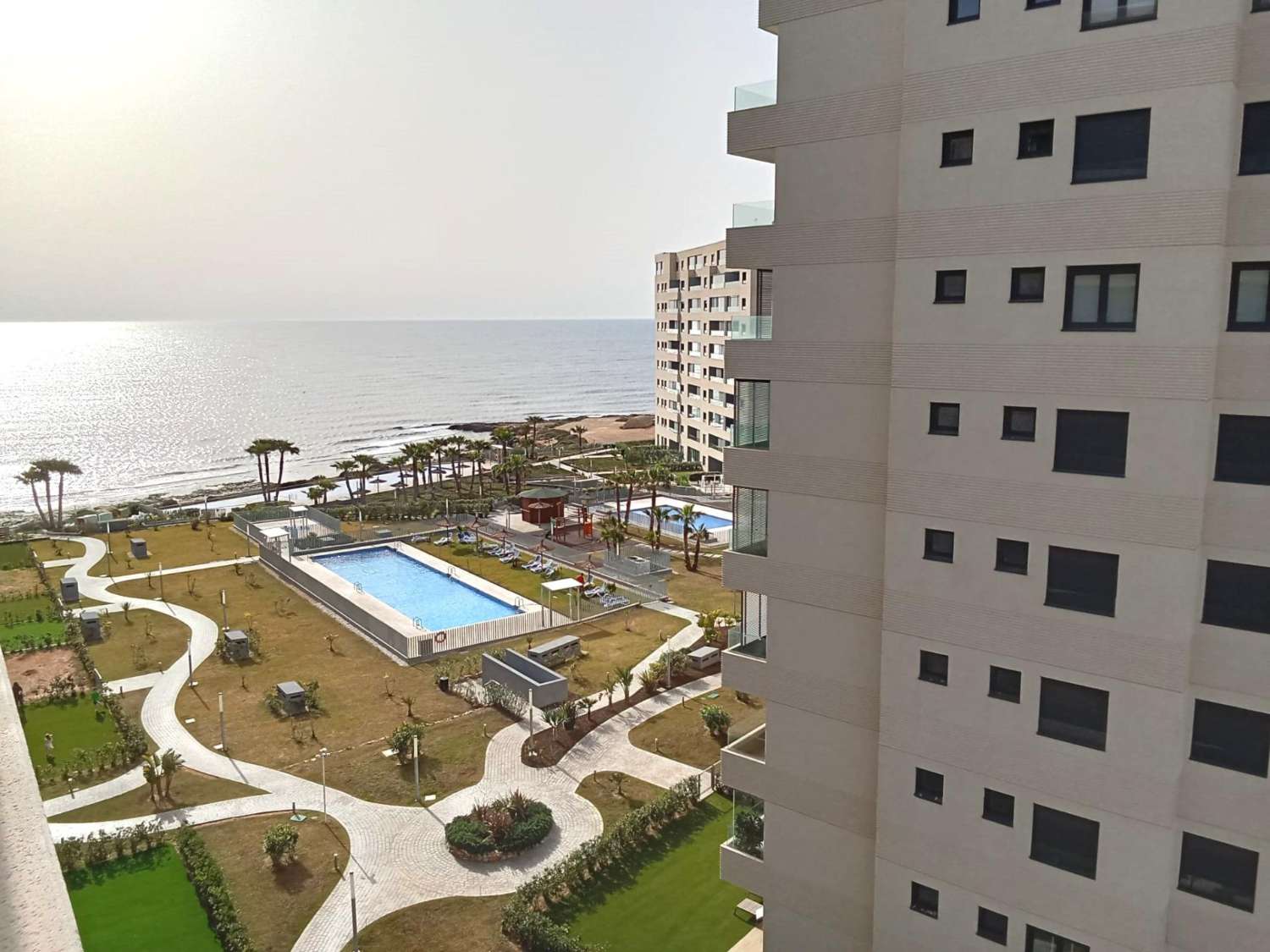 Apartamento con impresionantes vistas frontales al mar, en primera línea del mar, 2 dormitorios, 2 baños, plaza de garaje, piscinas y jardines, en Punta Pr