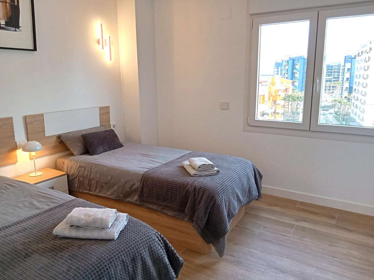 Apartamento con impresionantes vistas frontales al mar, en primera línea del mar, 2 dormitorios, 2 baños, plaza de garaje, piscinas y jardines, en Punta Pr