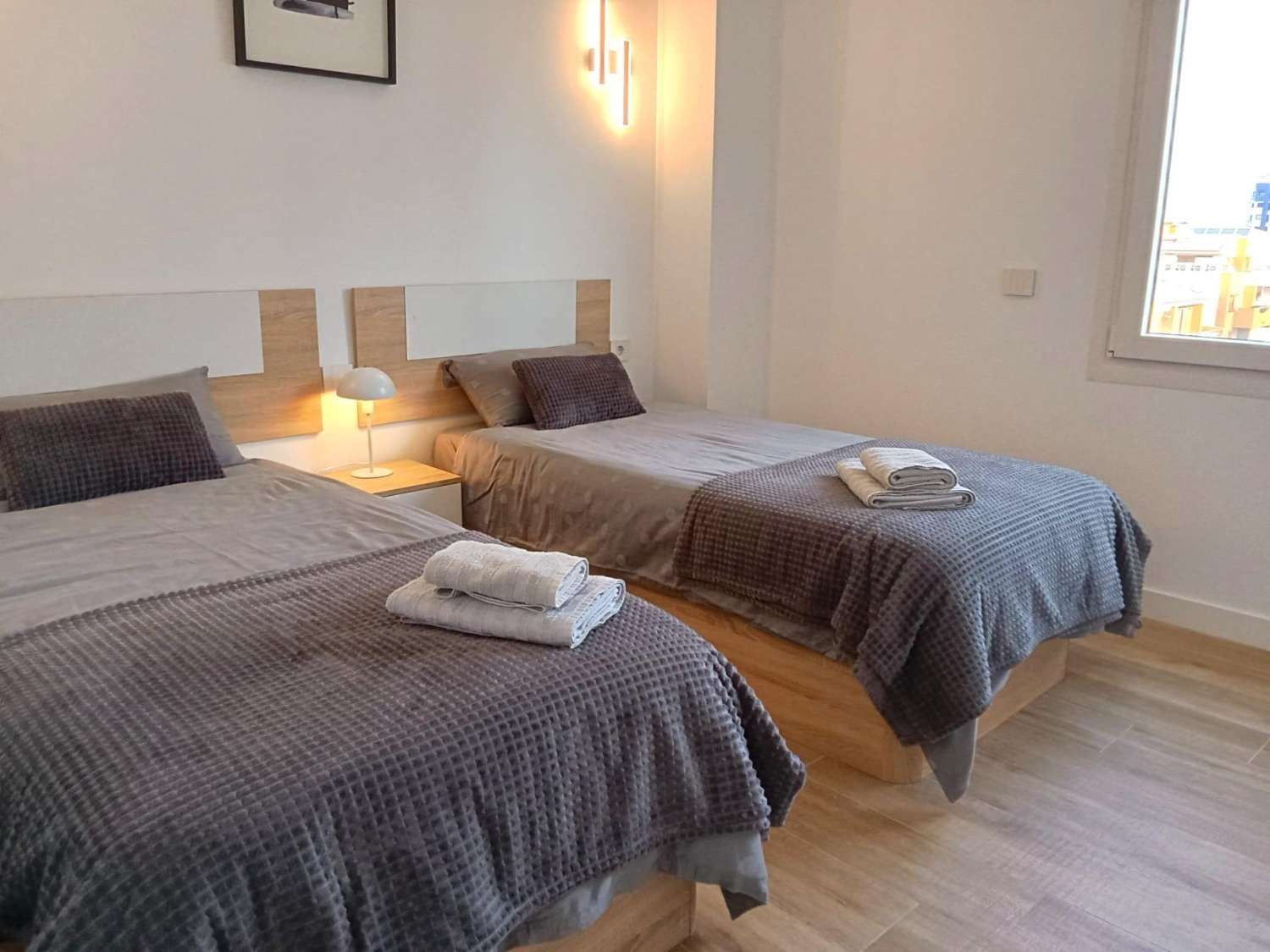 Apartamento con impresionantes vistas frontales al mar, en primera línea del mar, 2 dormitorios, 2 baños, plaza de garaje, piscinas y jardines, en Punta Pr