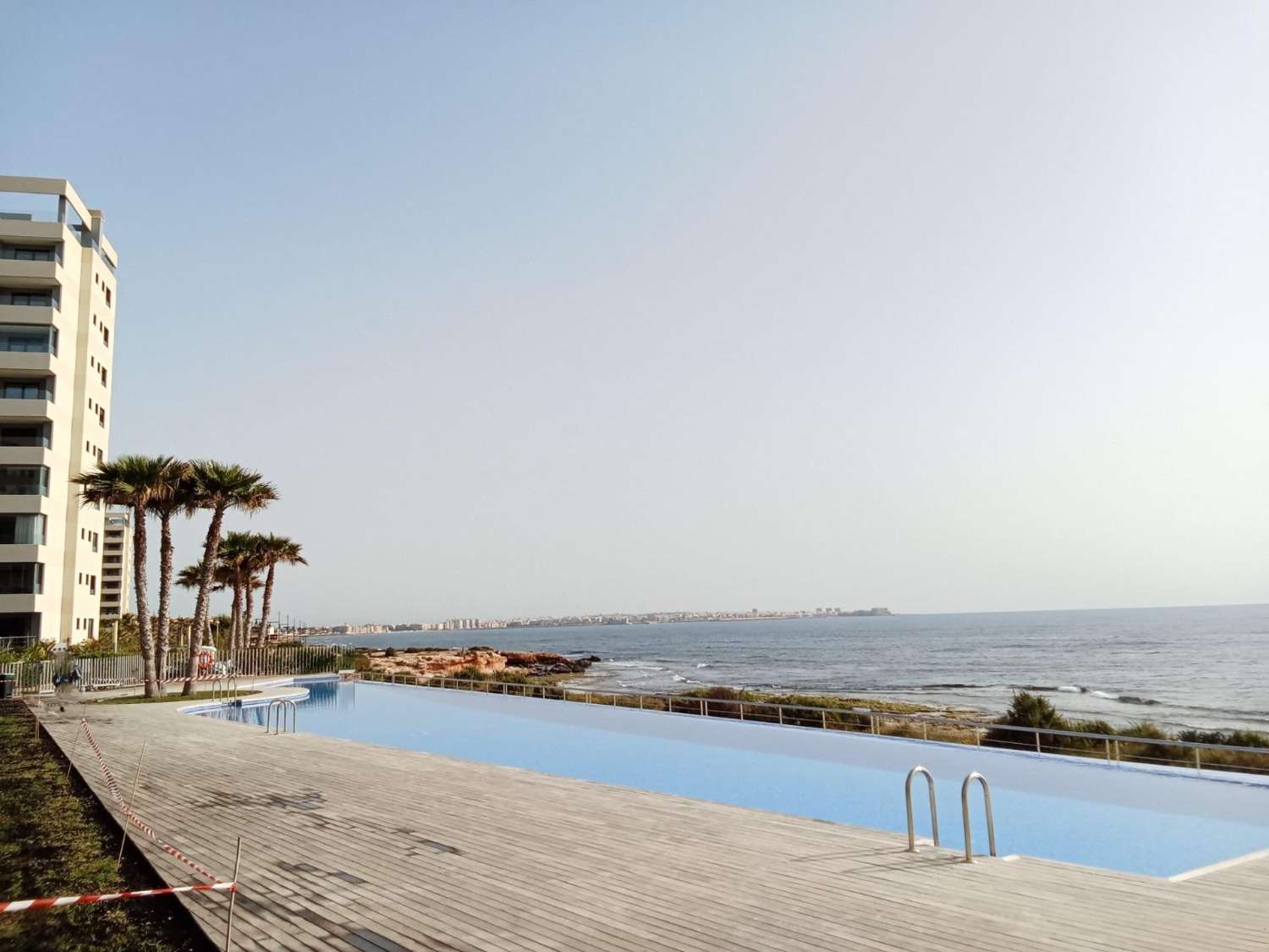 Apartamento con impresionantes vistas frontales al mar, en primera línea del mar, 2 dormitorios, 2 baños, plaza de garaje, piscinas y jardines, en Punta Pr