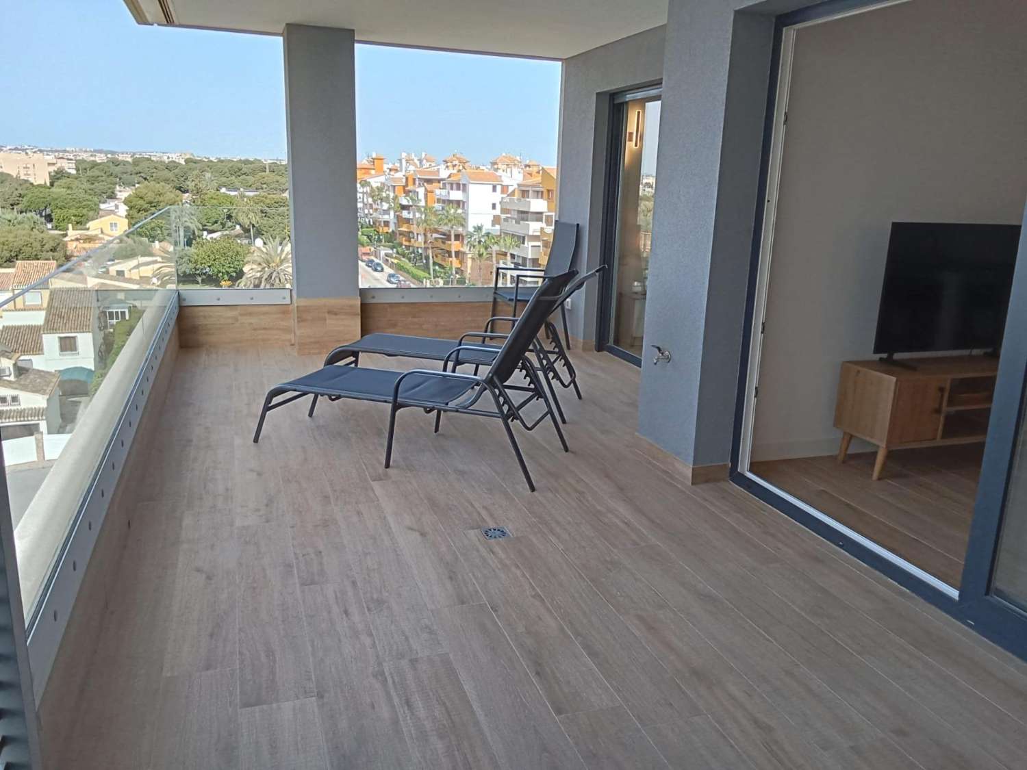 Apartamento con impresionantes vistas frontales al mar, en primera línea del mar, 2 dormitorios, 2 baños, plaza de garaje, piscinas y jardines, en Punta Pr