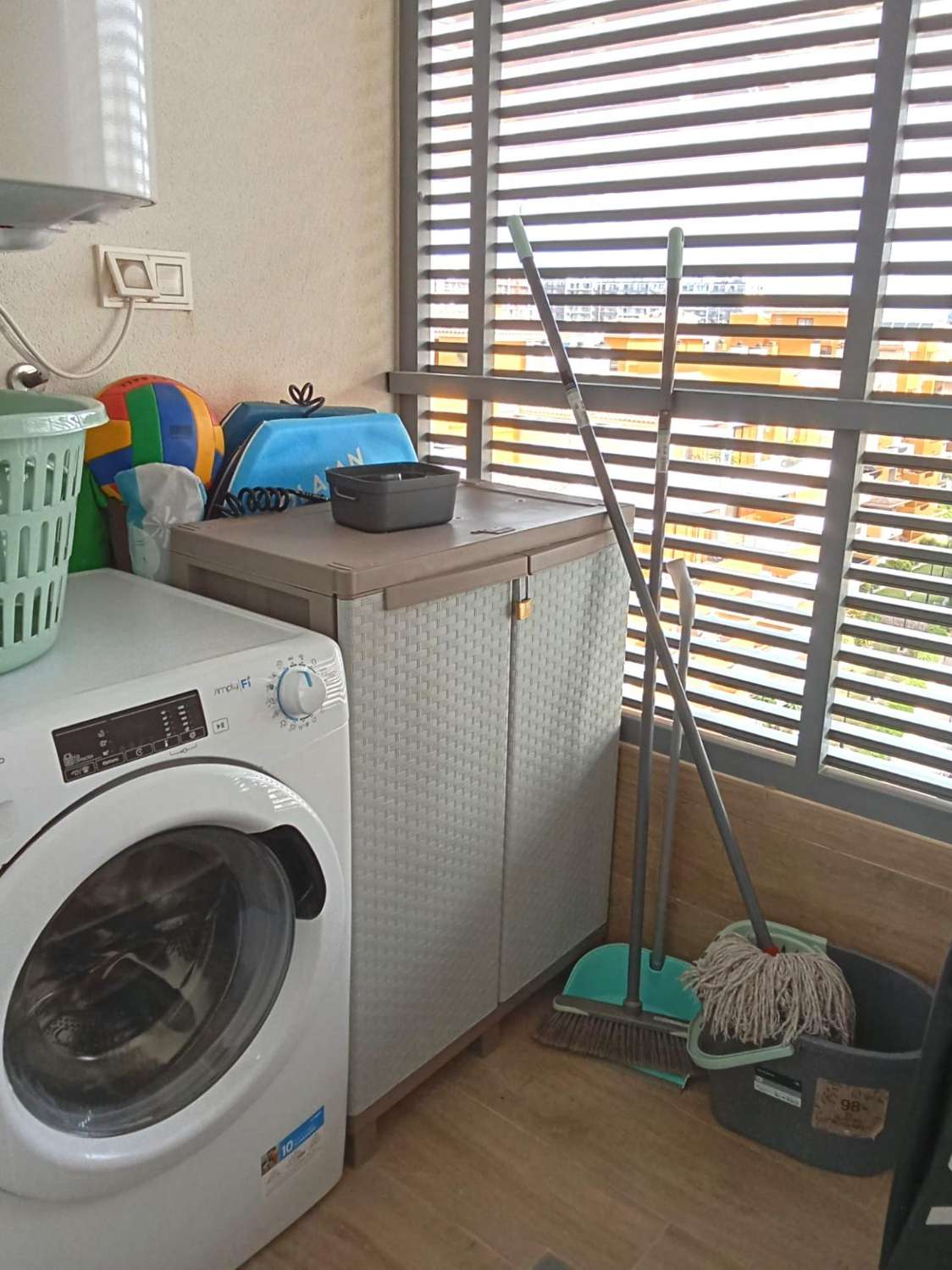 Apartamento con impresionantes vistas frontales al mar, en primera línea del mar, 2 dormitorios, 2 baños, plaza de garaje, piscinas y jardines, en Punta Pr