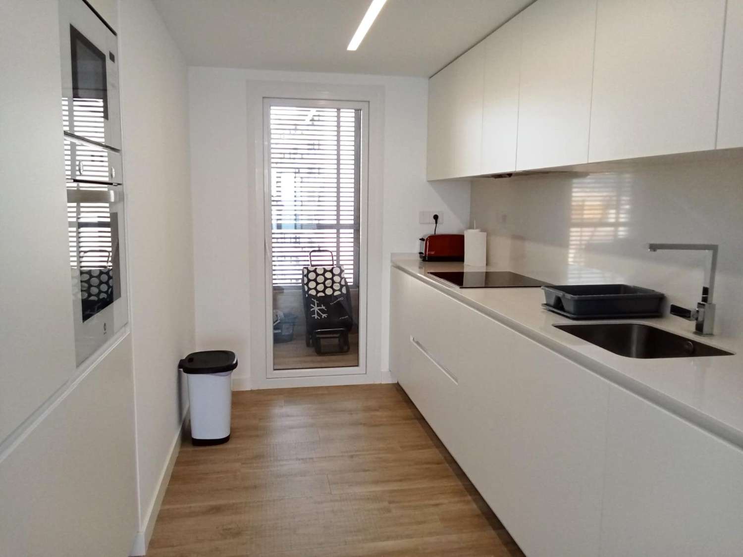 Apartamento con impresionantes vistas frontales al mar, en primera línea del mar, 2 dormitorios, 2 baños, plaza de garaje, piscinas y jardines, en Punta Pr