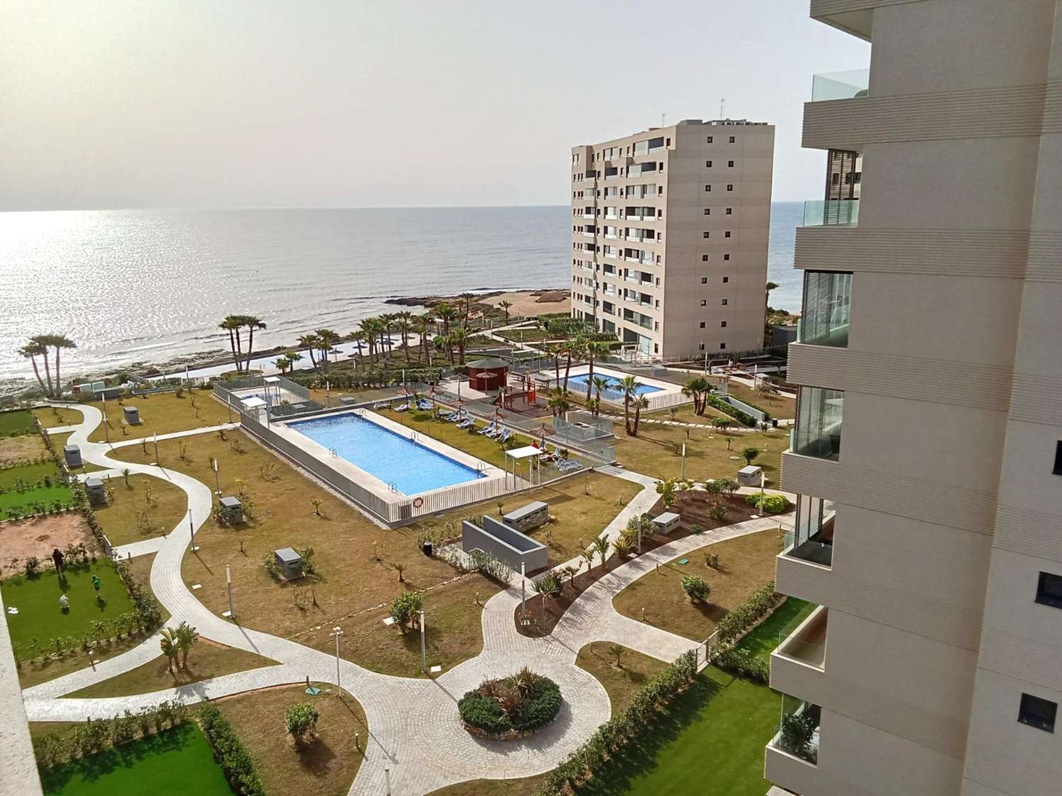 Apartamento con impresionantes vistas frontales al mar, en primera línea del mar, 2 dormitorios, 2 baños, plaza de garaje, piscinas y jardines, en Punta Pr