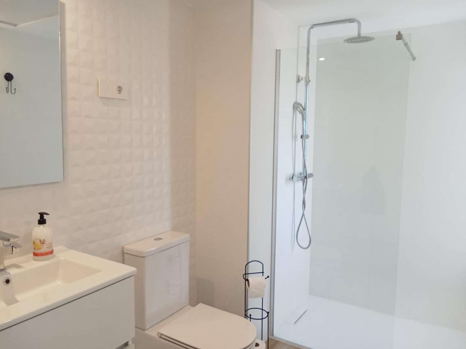 Apartamento con impresionantes vistas frontales al mar, en primera línea del mar, 2 dormitorios, 2 baños, plaza de garaje, piscinas y jardines, en Punta Pr