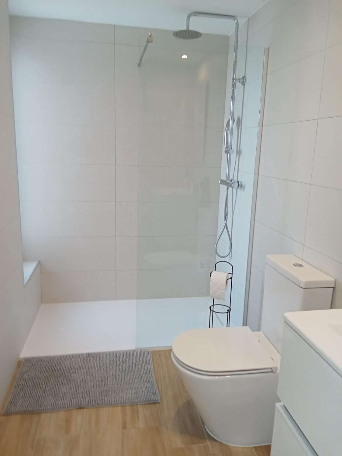 Apartamento con impresionantes vistas frontales al mar, en primera línea del mar, 2 dormitorios, 2 baños, plaza de garaje, piscinas y jardines, en Punta Pr