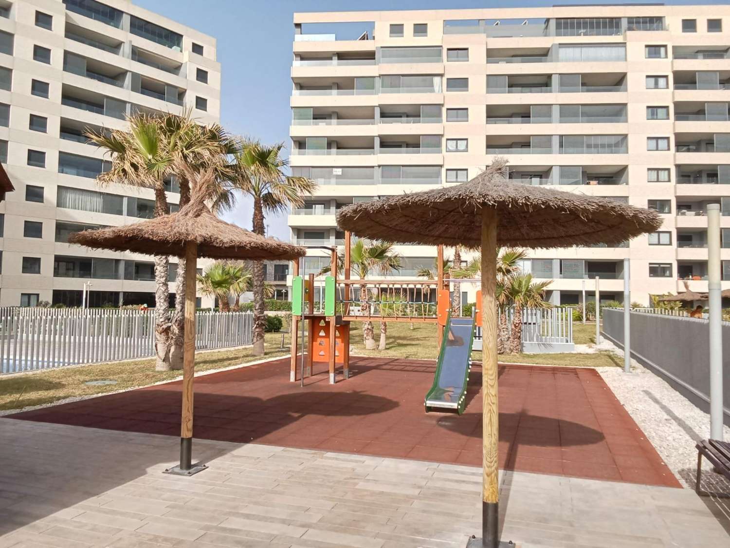 Apartamento con impresionantes vistas frontales al mar, en primera línea del mar, 2 dormitorios, 2 baños, plaza de garaje, piscinas y jardines, en Punta Pr