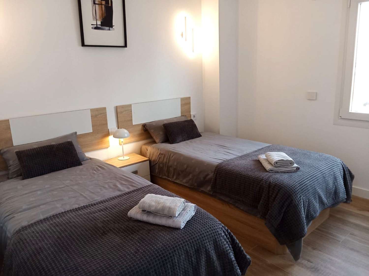 Apartamento con impresionantes vistas frontales al mar, en primera línea del mar, 2 dormitorios, 2 baños, plaza de garaje, piscinas y jardines, en Punta Pr