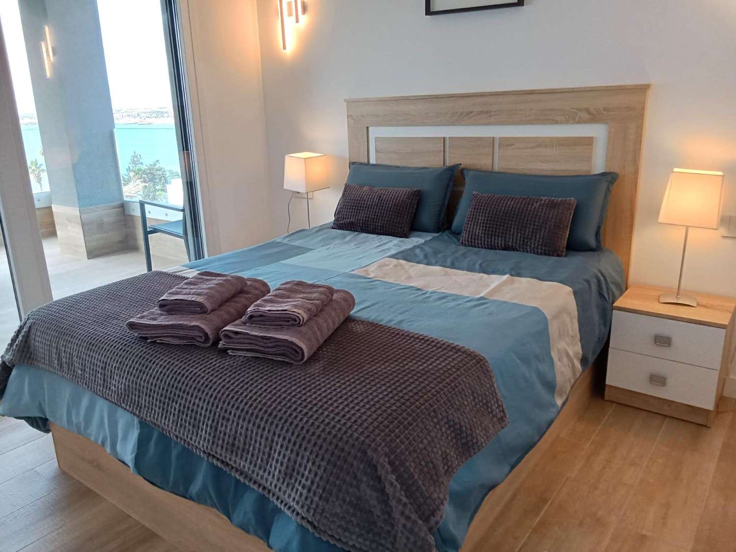 Apartamento con impresionantes vistas frontales al mar, en primera línea del mar, 2 dormitorios, 2 baños, plaza de garaje, piscinas y jardines, en Punta Pr