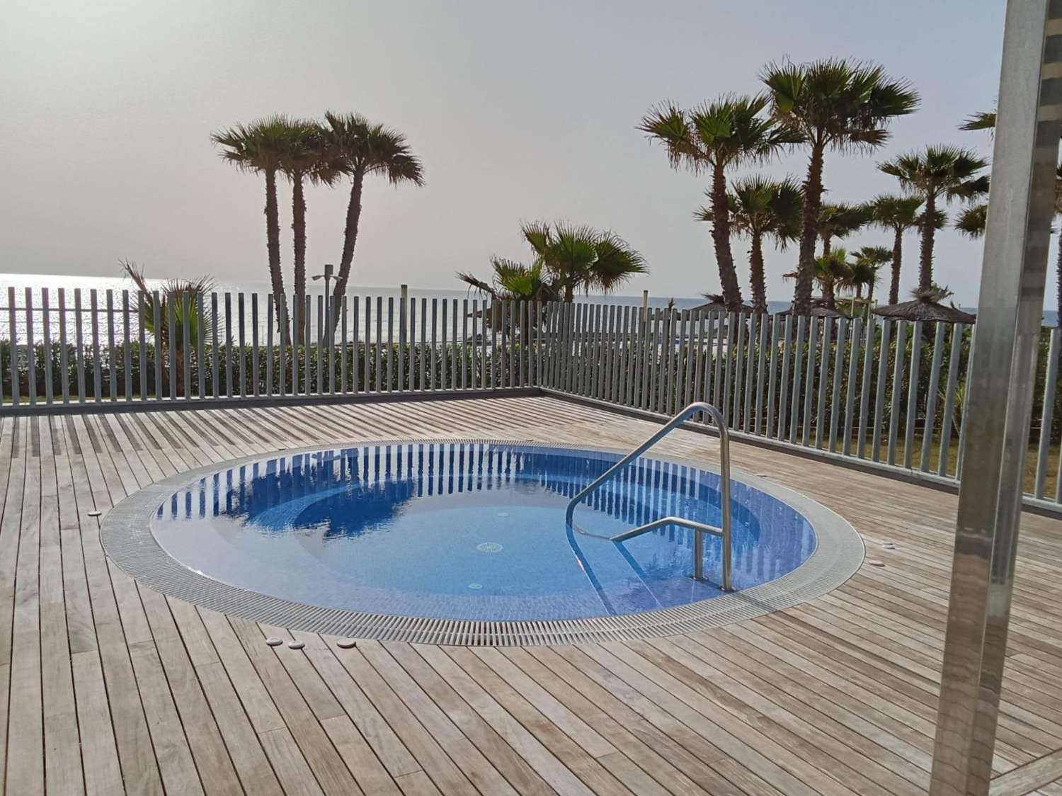 Apartamento con impresionantes vistas frontales al mar, en primera línea del mar, 2 dormitorios, 2 baños, plaza de garaje, piscinas y jardines, en Punta Pr