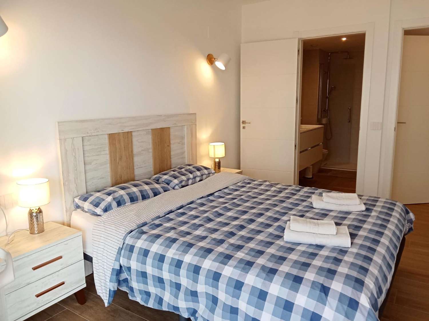 Apartamento planta baja, 2 dormitorios, 2 baños, gran jardín, plaza de garaje, piscinas y jardines, en Punta Prima