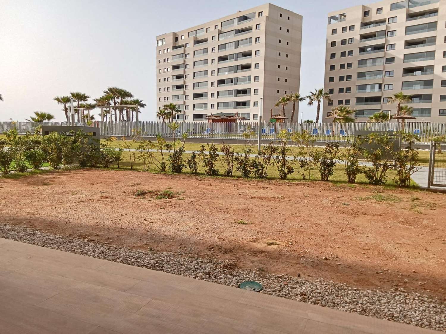 Apartamento planta baja, 2 dormitorios, 2 baños, gran jardín, plaza de garaje, piscinas y jardines, en Punta Prima