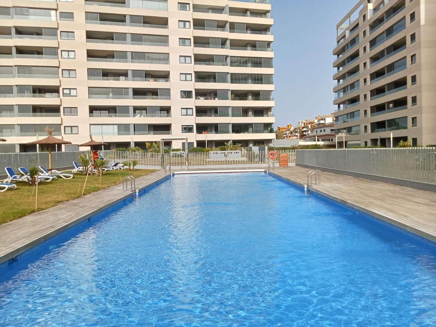 Apartamento planta baja, 2 dormitorios, 2 baños, gran jardín, plaza de garaje, piscinas y jardines, en Punta Prima