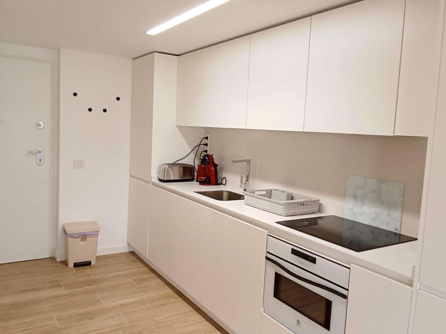 Apartamento planta baja, 2 dormitorios, 2 baños, gran jardín, plaza de garaje, piscinas y jardines, en Punta Prima