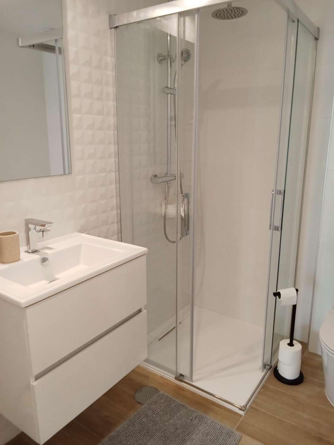 Apartamento planta baja, 2 dormitorios, 2 baños, gran jardín, plaza de garaje, piscinas y jardines, en Punta Prima