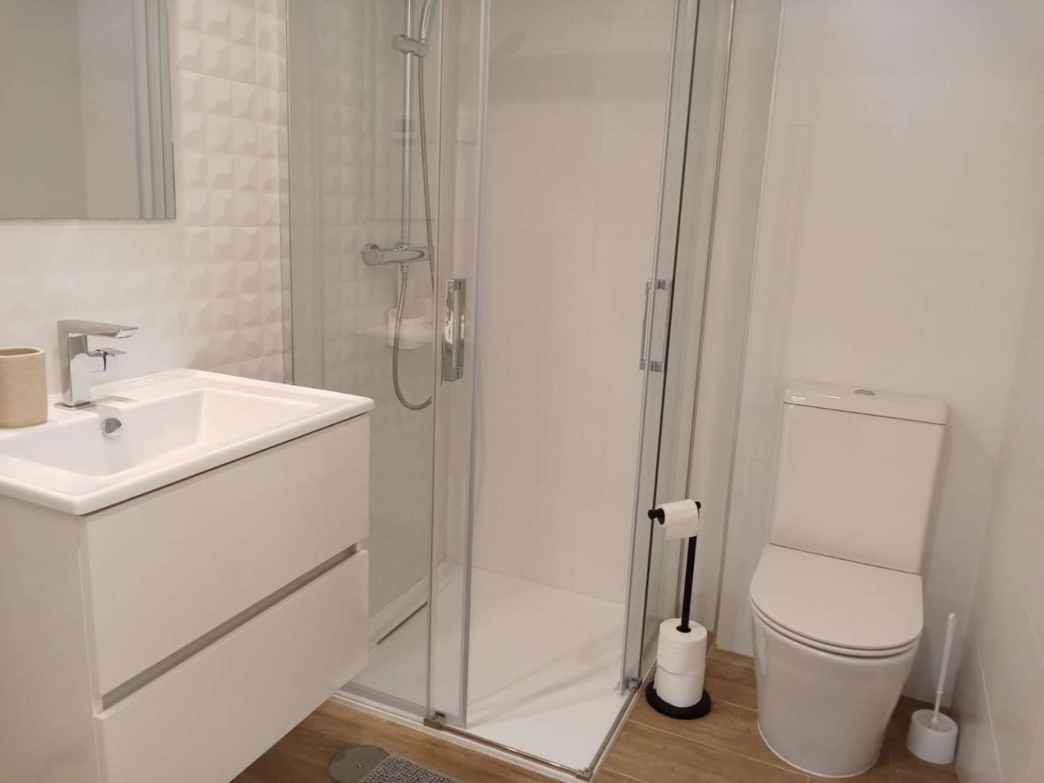 Apartamento planta baja, 2 dormitorios, 2 baños, gran jardín, plaza de garaje, piscinas y jardines, en Punta Prima