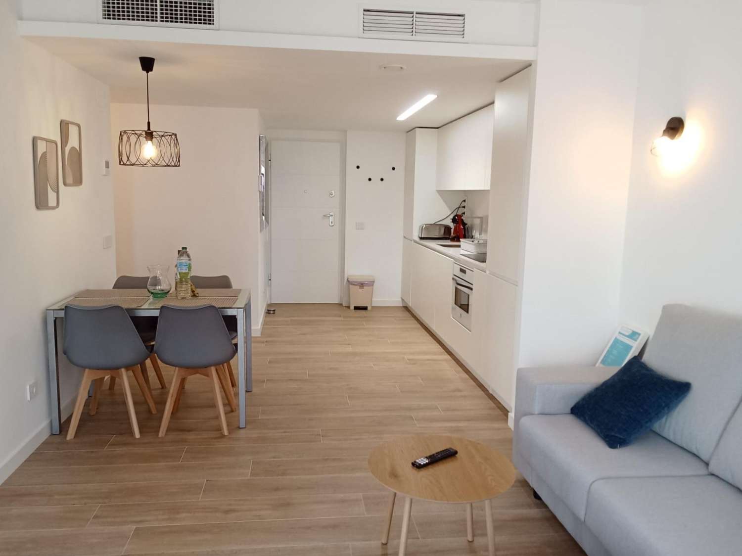 Apartamento planta baja, 2 dormitorios, 2 baños, gran jardín, plaza de garaje, piscinas y jardines, en Punta Prima