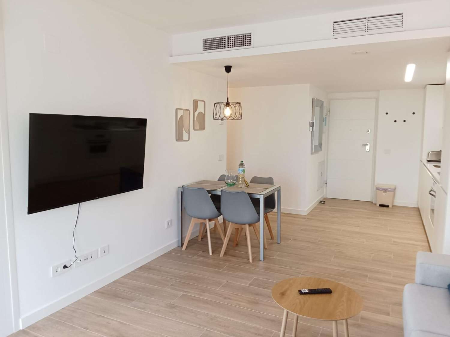 Apartamento planta baja, 2 dormitorios, 2 baños, gran jardín, plaza de garaje, piscinas y jardines, en Punta Prima