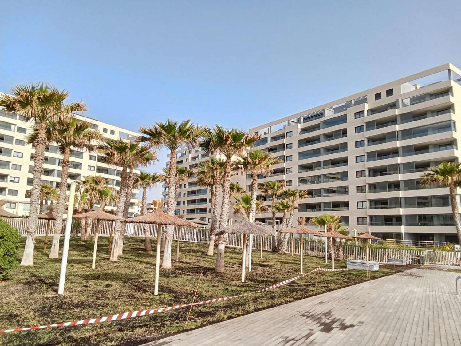 Apartamento planta baja, 2 dormitorios, 2 baños, gran jardín, plaza de garaje, piscinas y jardines, en Punta Prima