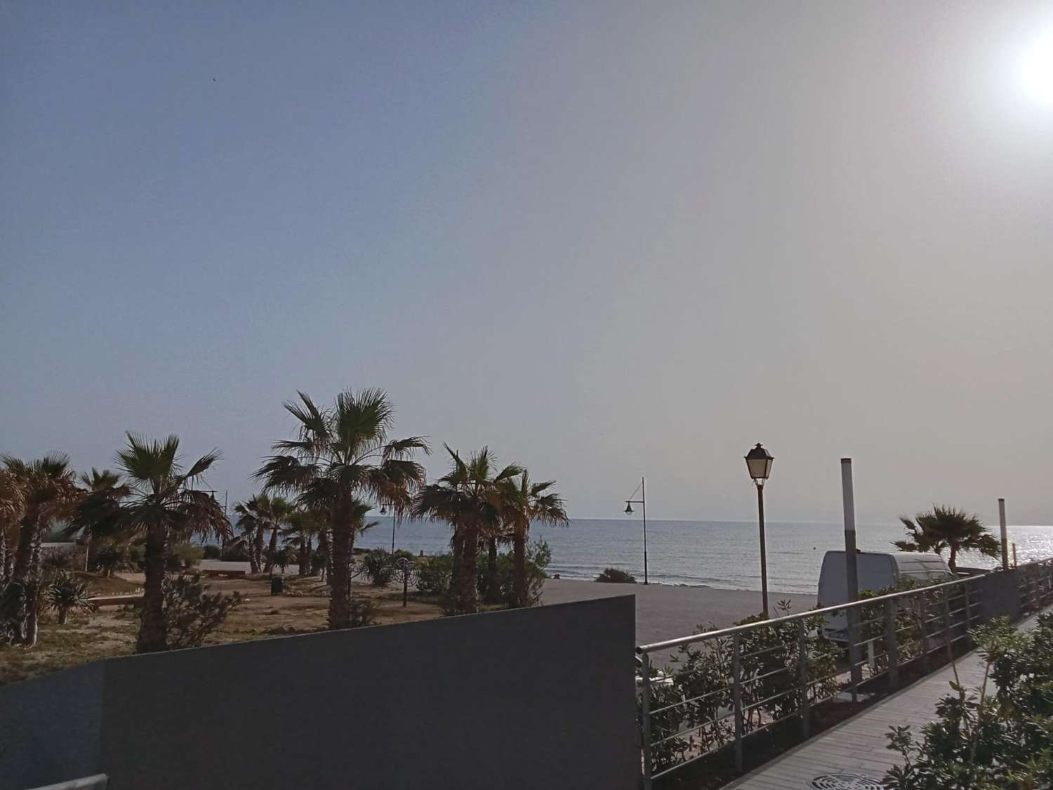 Apartamento planta baja, 2 dormitorios, 2 baños, gran jardín, plaza de garaje, piscinas y jardines, en Punta Prima