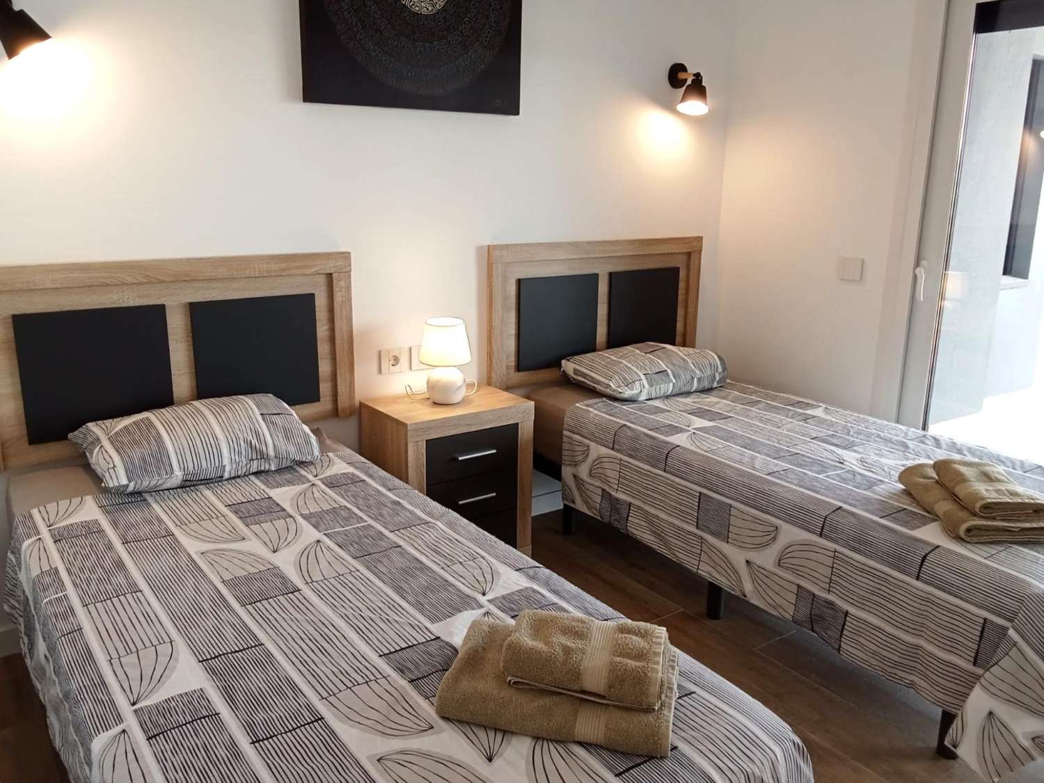 Apartamento planta baja, 2 dormitorios, 2 baños, gran jardín, plaza de garaje, piscinas y jardines, en Punta Prima