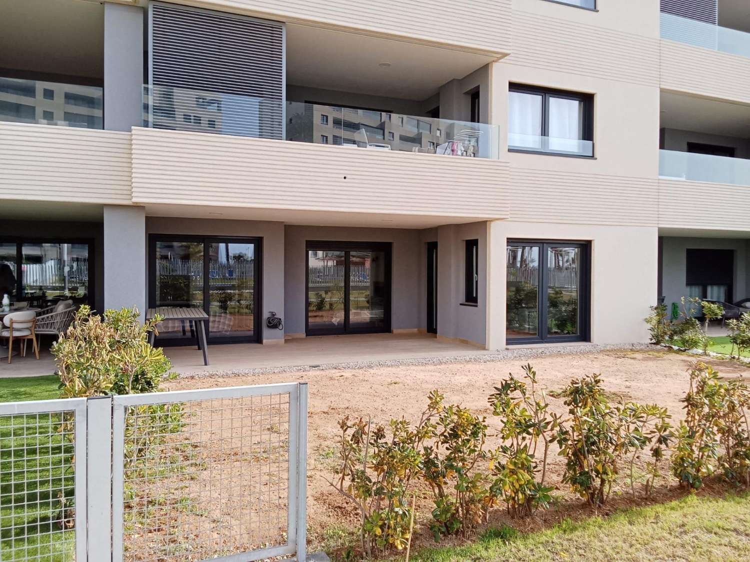 Apartamento planta baja, 2 dormitorios, 2 baños, gran jardín, plaza de garaje, piscinas y jardines, en Punta Prima