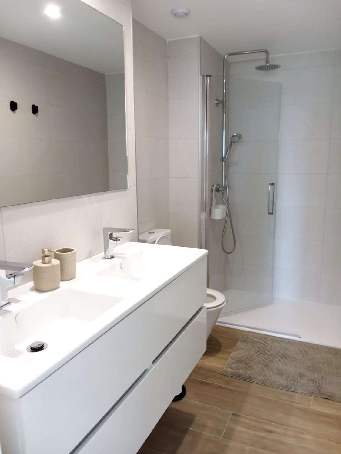 Apartamento planta baja, 2 dormitorios, 2 baños, gran jardín, plaza de garaje, piscinas y jardines, en Punta Prima