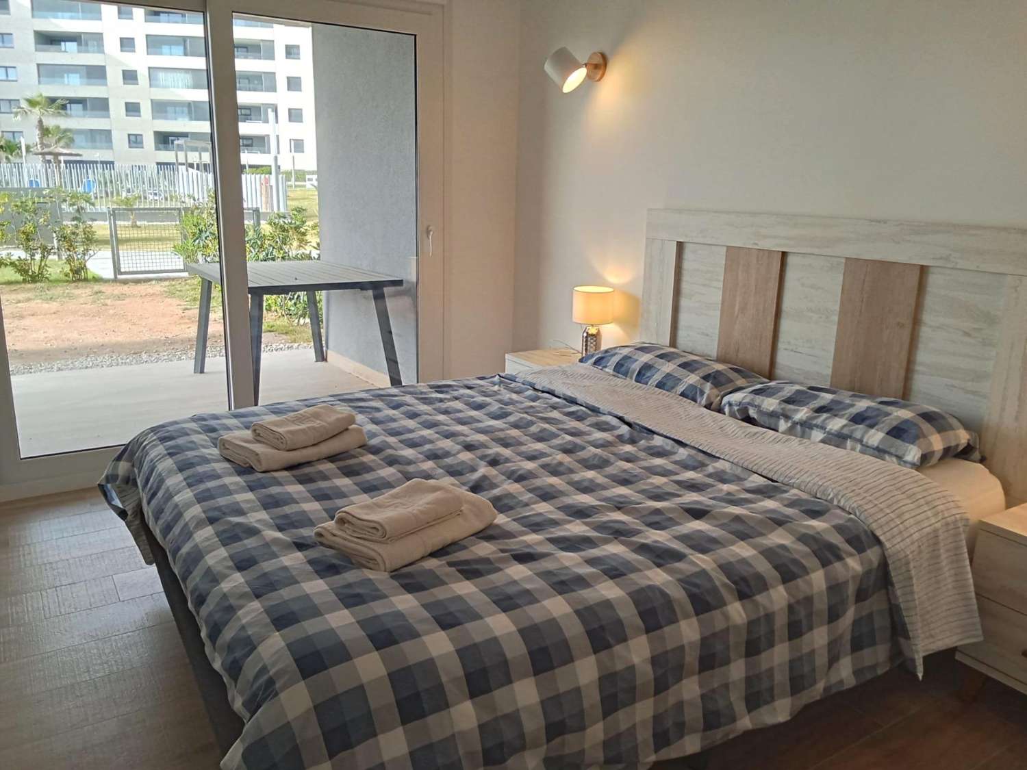 Apartamento planta baja, 2 dormitorios, 2 baños, gran jardín, plaza de garaje, piscinas y jardines, en Punta Prima