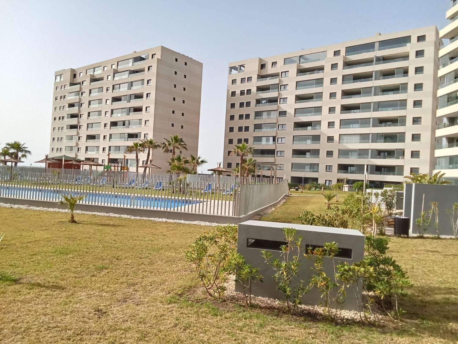 Apartamento planta baja, 2 dormitorios, 2 baños, gran jardín, plaza de garaje, piscinas y jardines, en Punta Prima