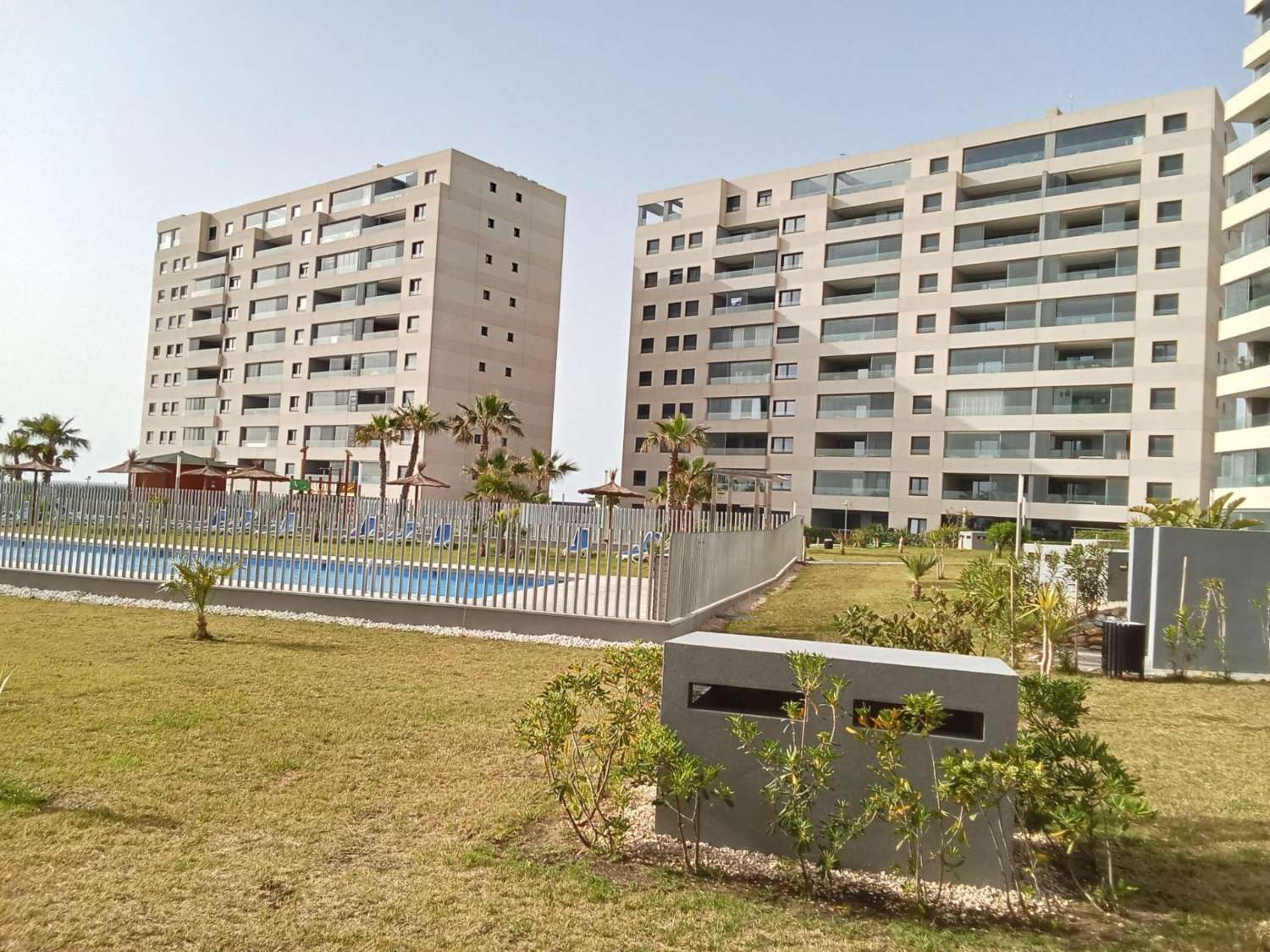 Apartamento planta baja, 2 dormitorios, 2 baños, gran jardín, plaza de garaje, piscinas y jardines, en Punta Prima