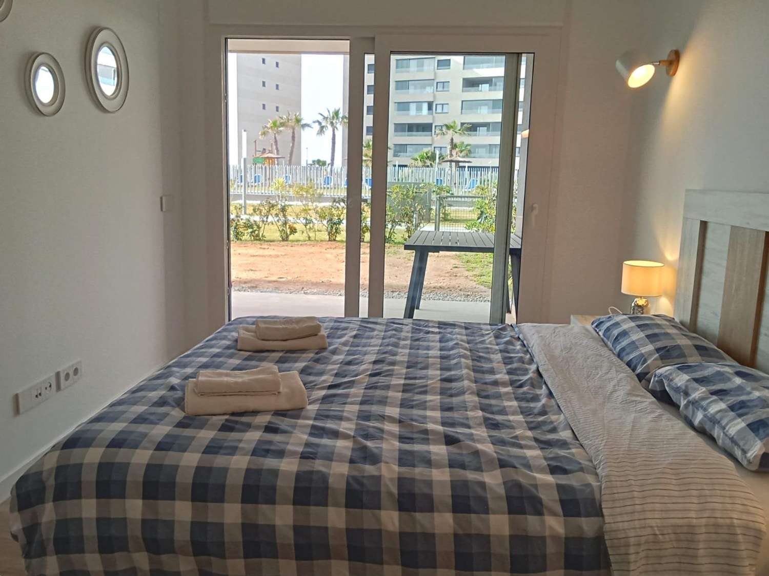Apartamento planta baja, 2 dormitorios, 2 baños, gran jardín, plaza de garaje, piscinas y jardines, en Punta Prima