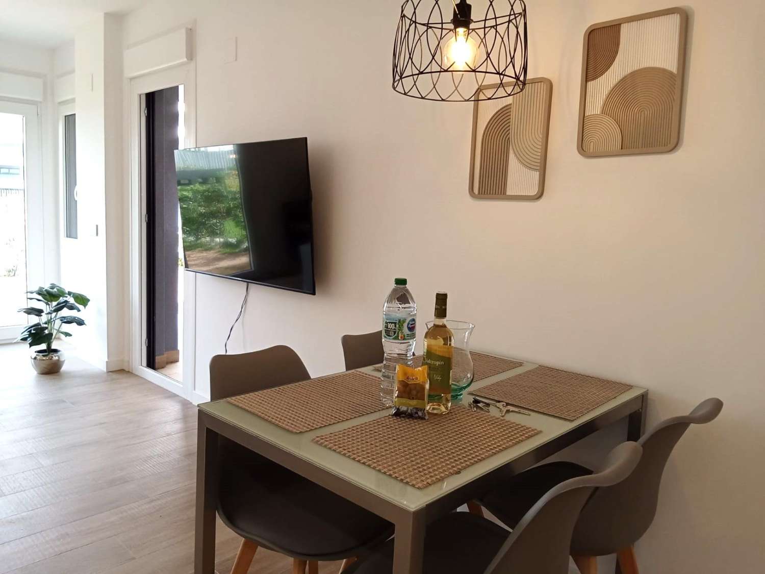 Apartamento planta baja, 2 dormitorios, 2 baños, gran jardín, plaza de garaje, piscinas y jardines, en Punta Prima