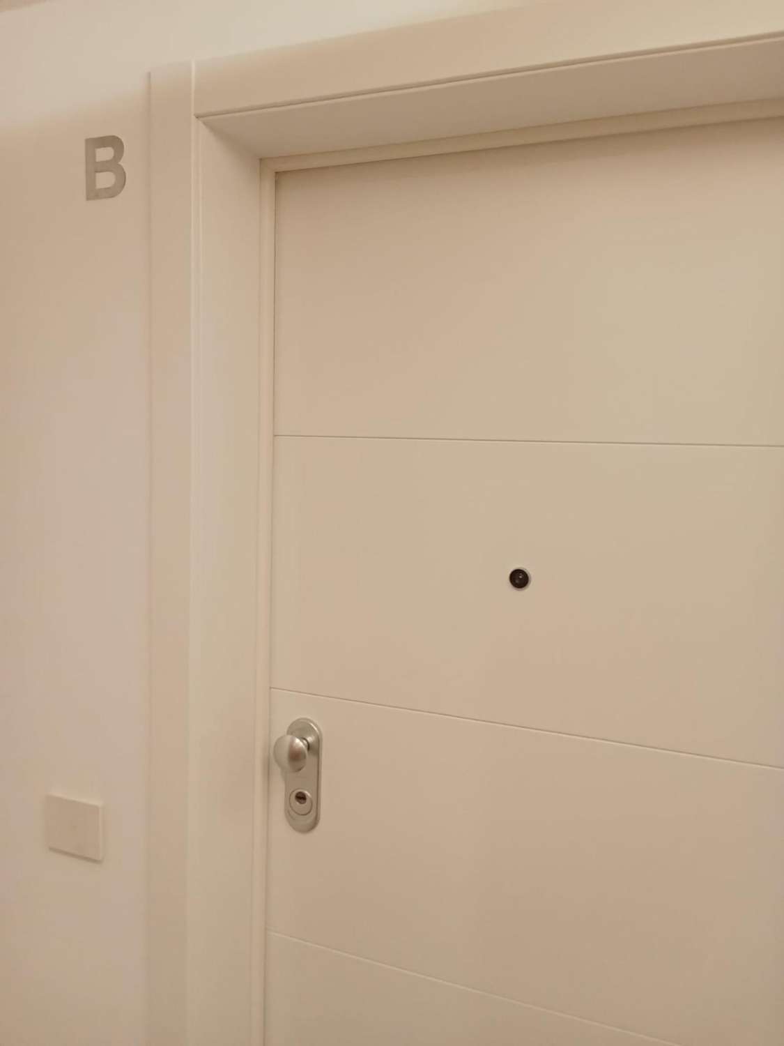 Apartamento planta baja, 2 dormitorios, 2 baños, gran jardín, plaza de garaje, piscinas y jardines, en Punta Prima