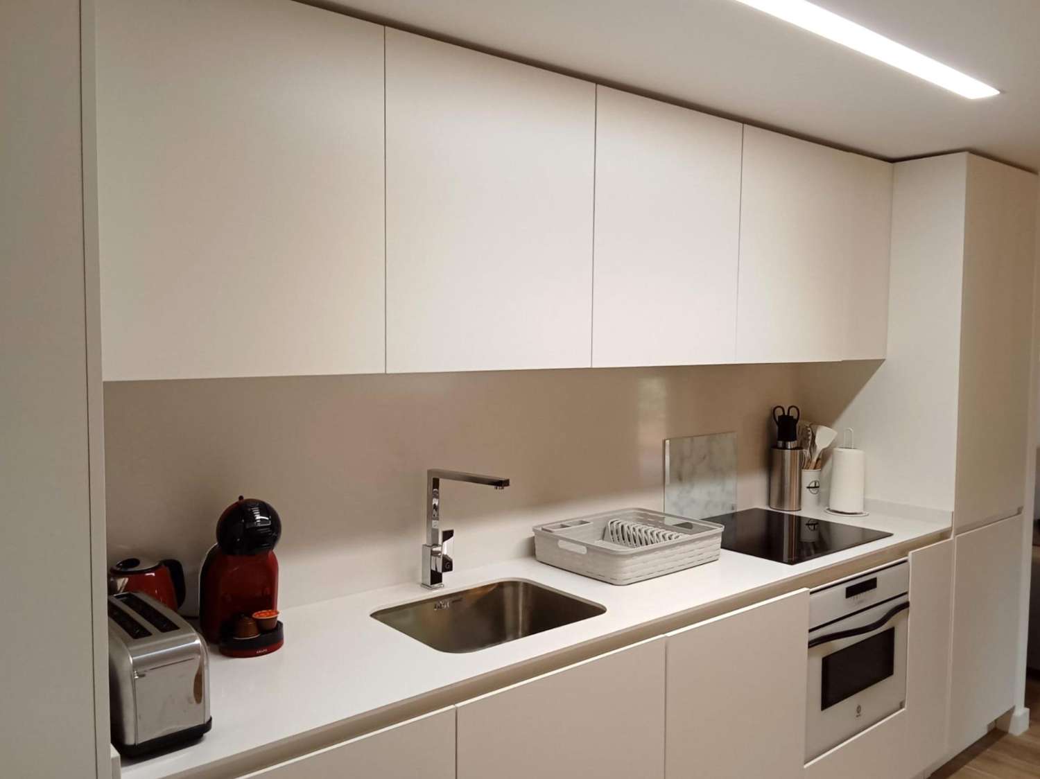 Apartamento planta baja, 2 dormitorios, 2 baños, gran jardín, plaza de garaje, piscinas y jardines, en Punta Prima