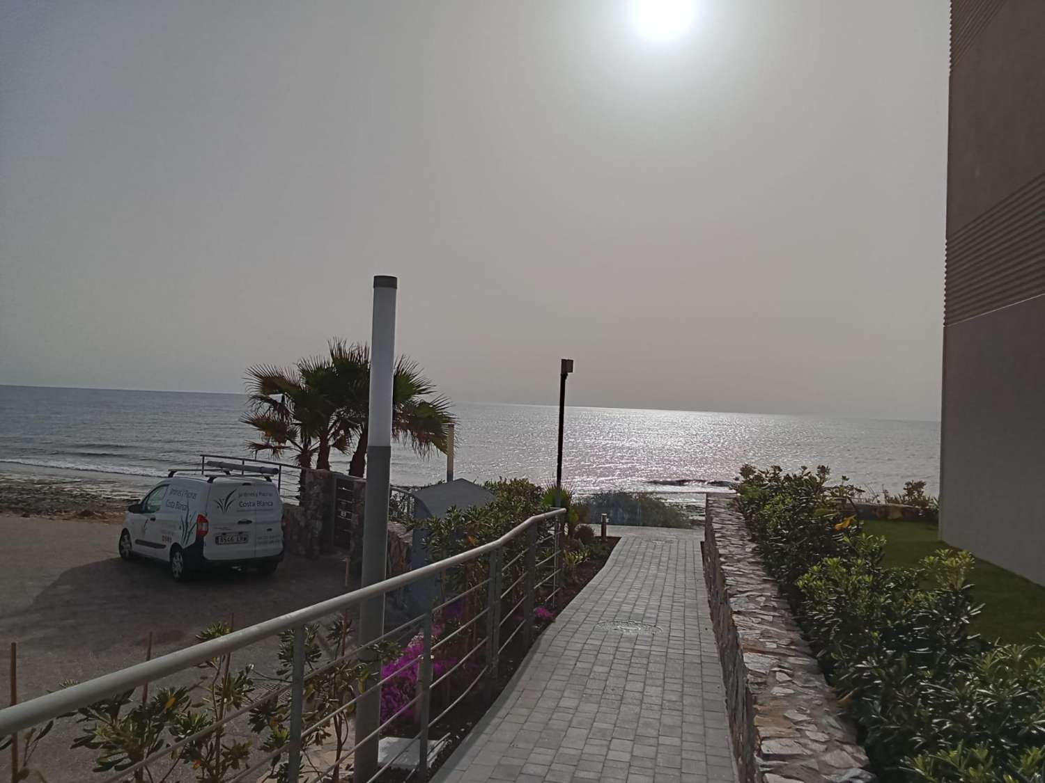 Apartamento planta baja, 2 dormitorios, 2 baños, gran jardín, plaza de garaje, piscinas y jardines, en Punta Prima