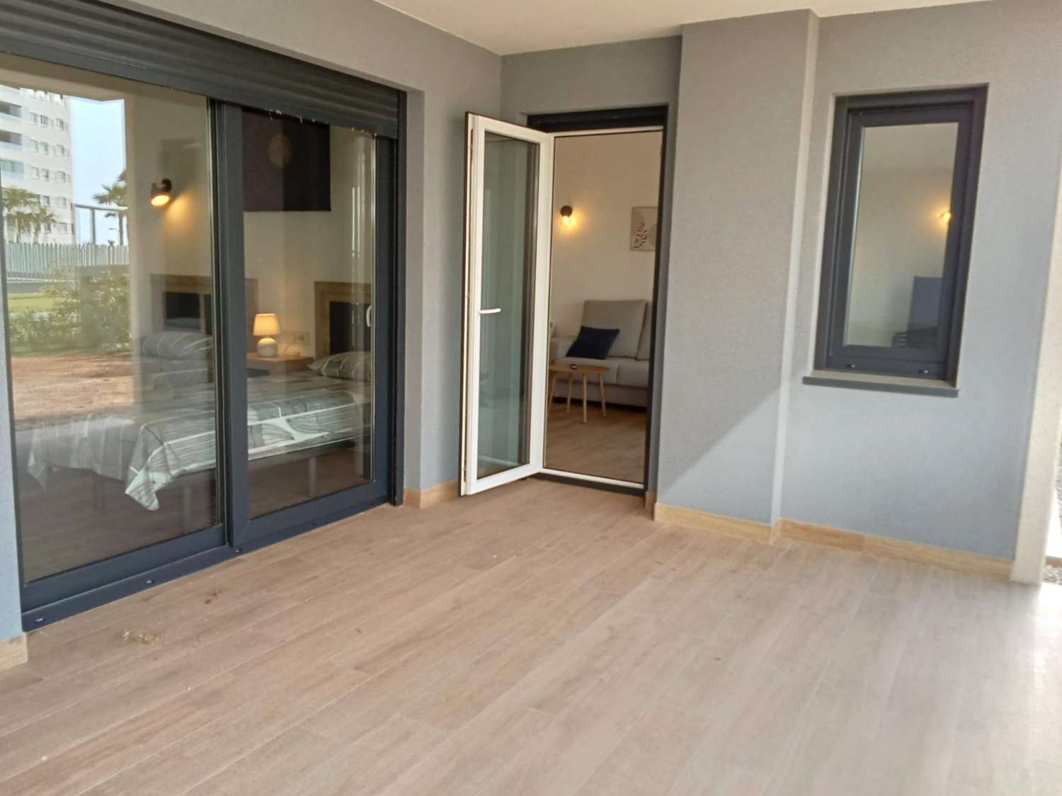 Apartamento planta baja, 2 dormitorios, 2 baños, gran jardín, plaza de garaje, piscinas y jardines, en Punta Prima