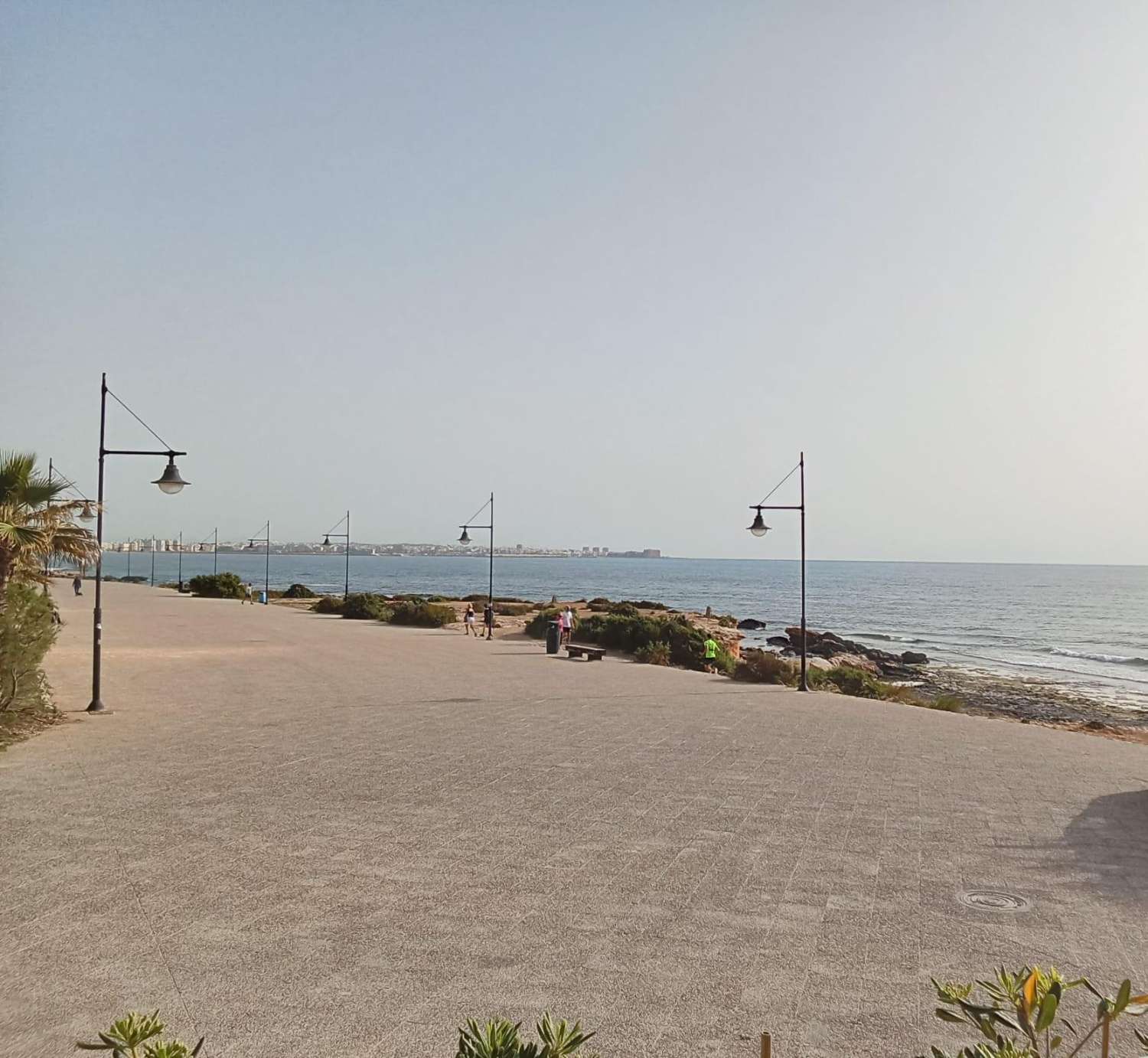 Apartamento planta baja, 2 dormitorios, 2 baños, gran jardín, plaza de garaje, piscinas y jardines, en Punta Prima