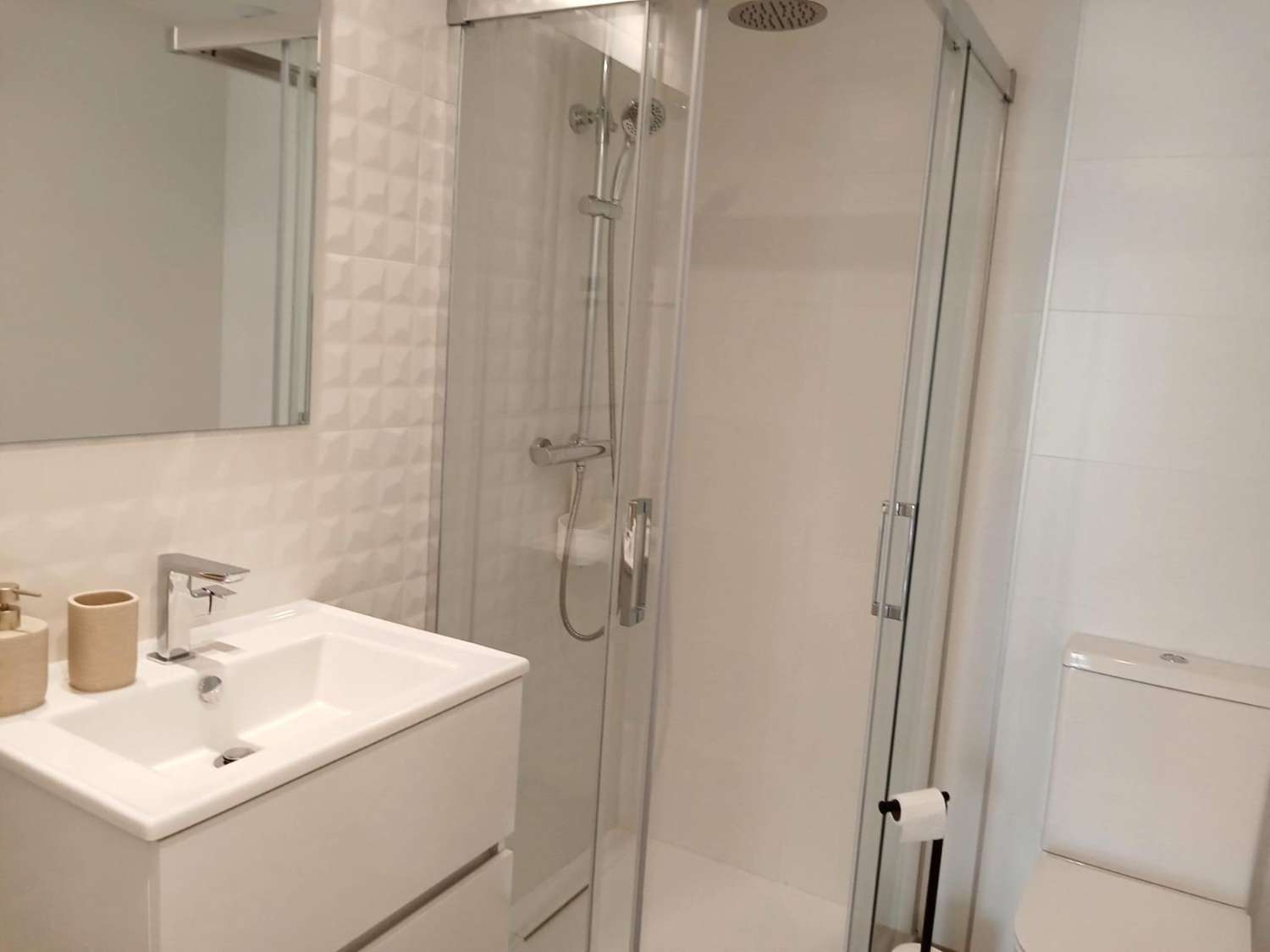 Apartamento planta baja, 2 dormitorios, 2 baños, gran jardín, plaza de garaje, piscinas y jardines, en Punta Prima