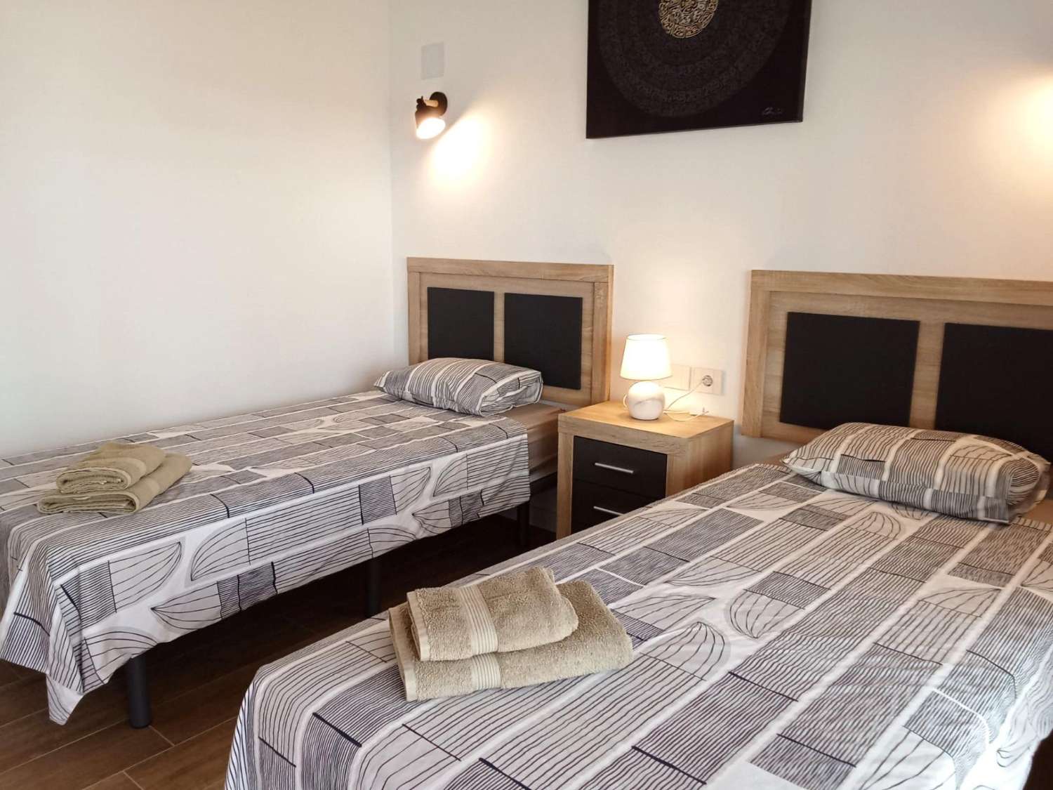 Apartamento planta baja, 2 dormitorios, 2 baños, gran jardín, plaza de garaje, piscinas y jardines, en Punta Prima