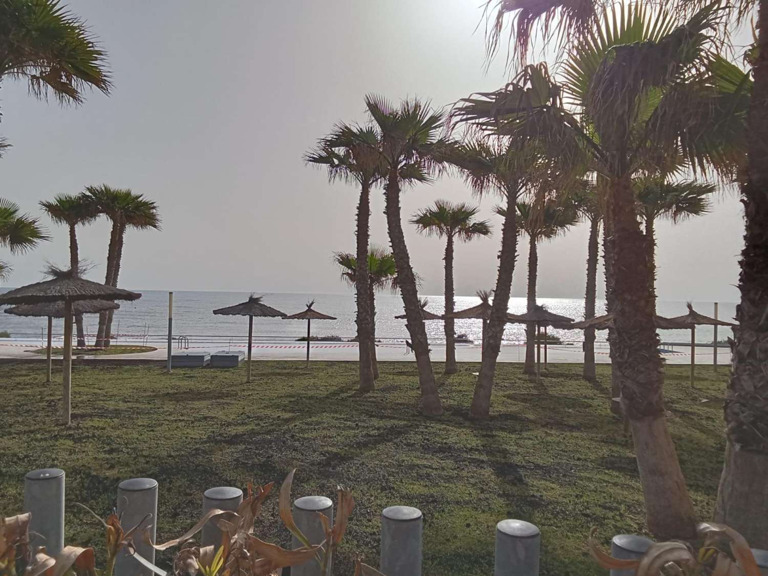 Apartamento planta baja, 2 dormitorios, 2 baños, gran jardín, plaza de garaje, piscinas y jardines, en Punta Prima