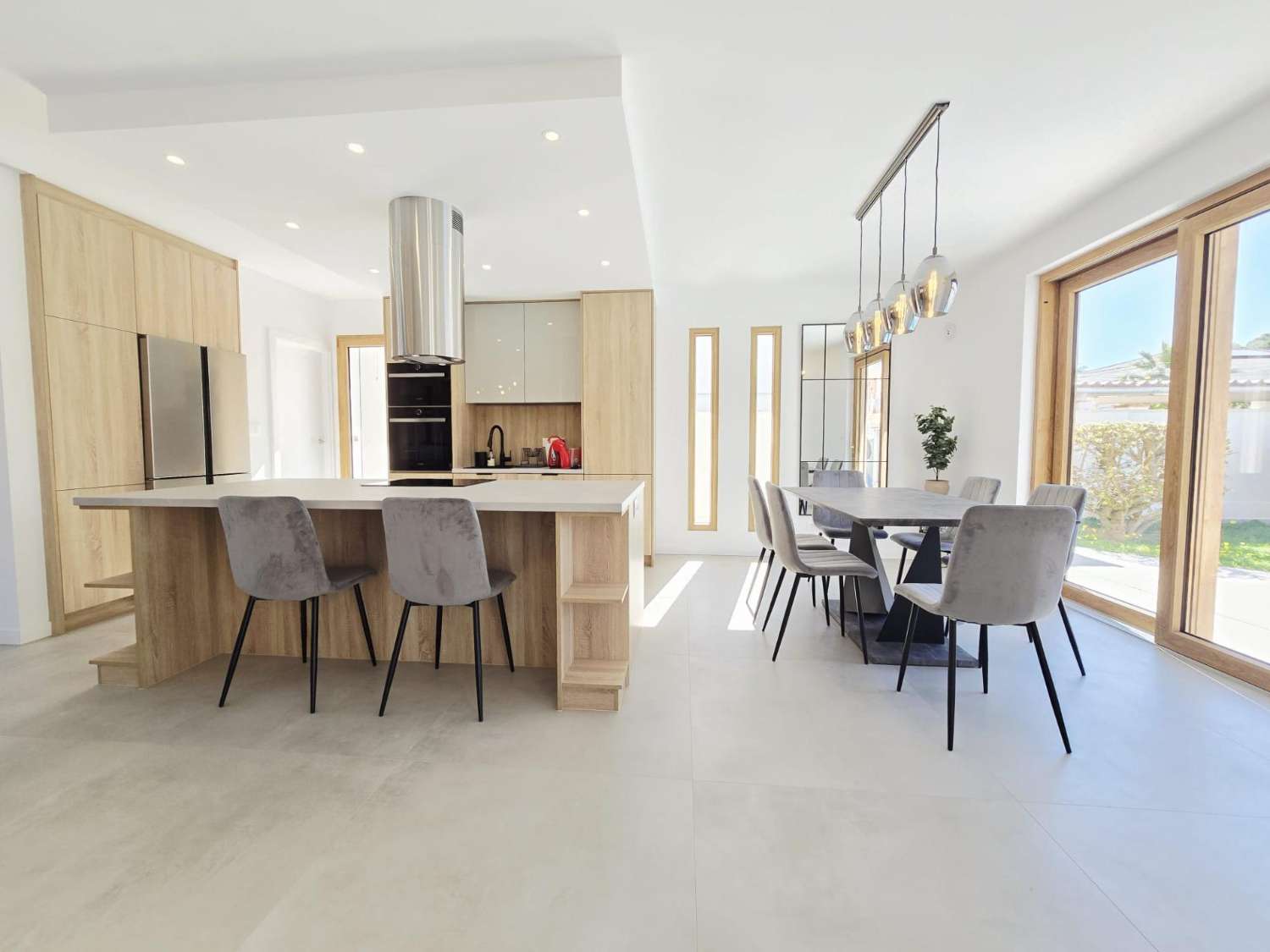 Villa de Lujo, como nueva, independiente, 3 dormitorios, 3 baños, piscina privada, gran jardín, cerca de la playa en Cabo Roig