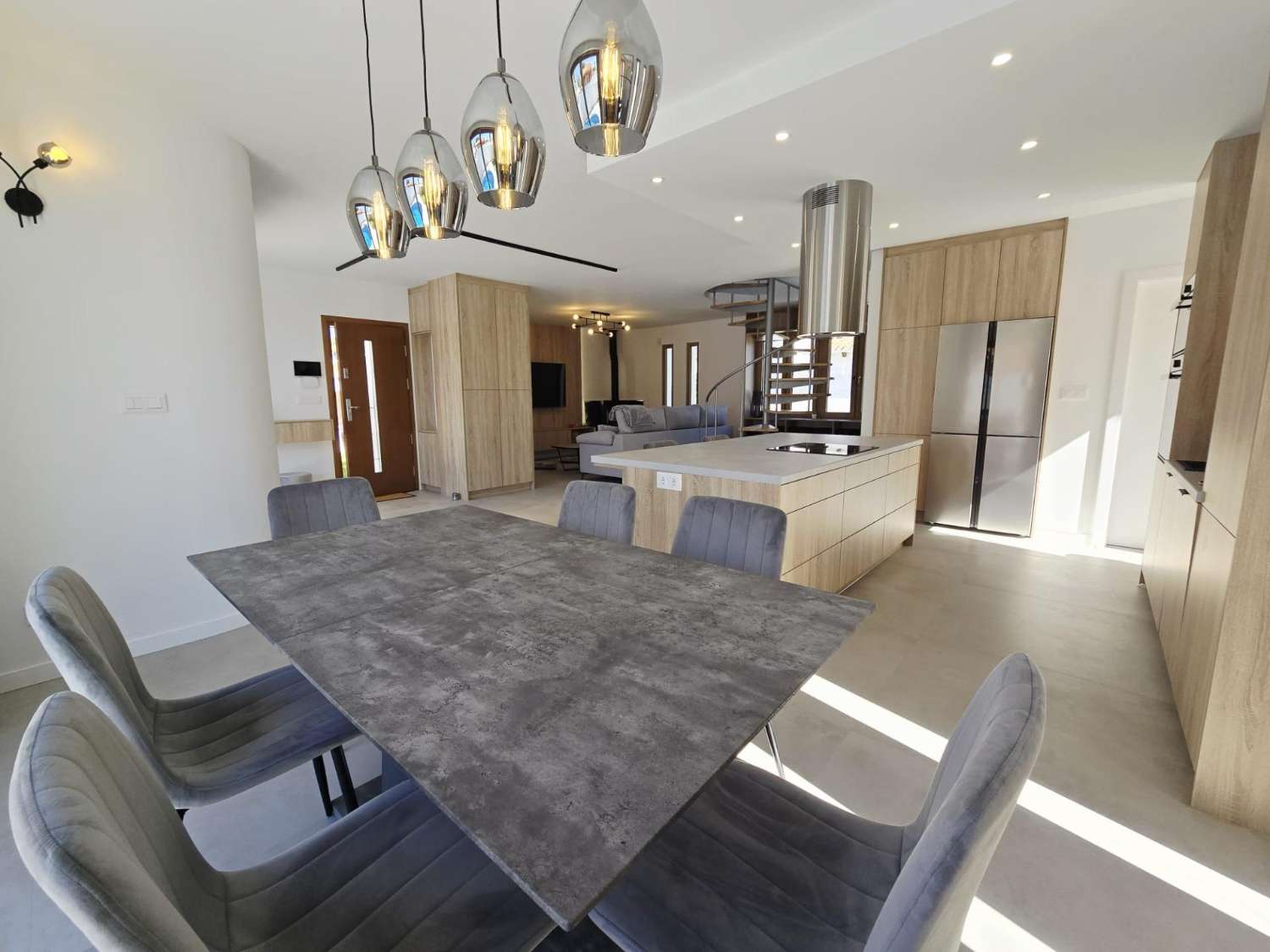 Villa de Lujo, como nueva, independiente, 3 dormitorios, 3 baños, piscina privada, gran jardín, cerca de la playa en Cabo Roig