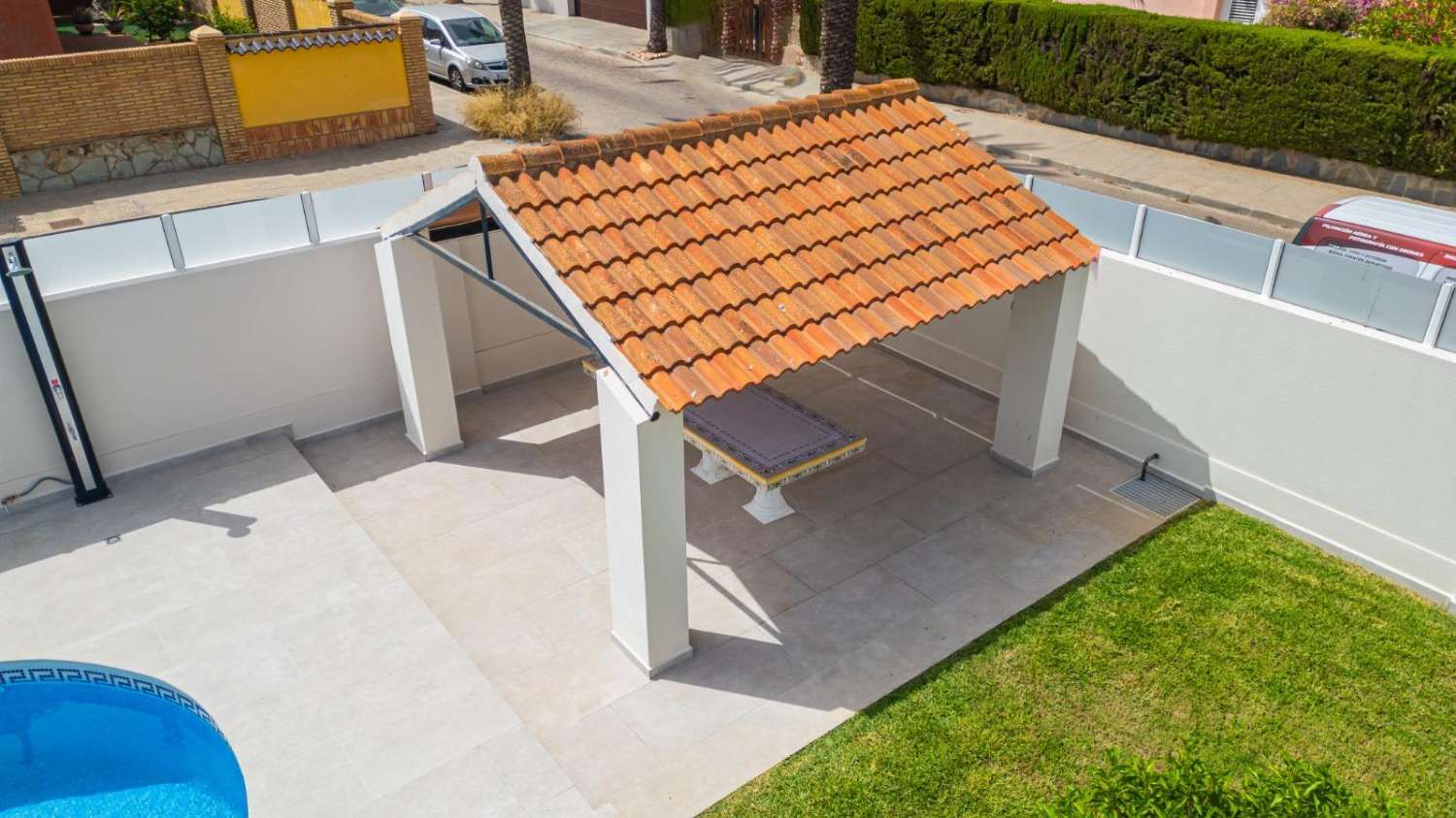 Villa de Lujo, como nueva, independiente, 3 dormitorios, 3 baños, piscina privada, gran jardín, cerca de la playa en Cabo Roig